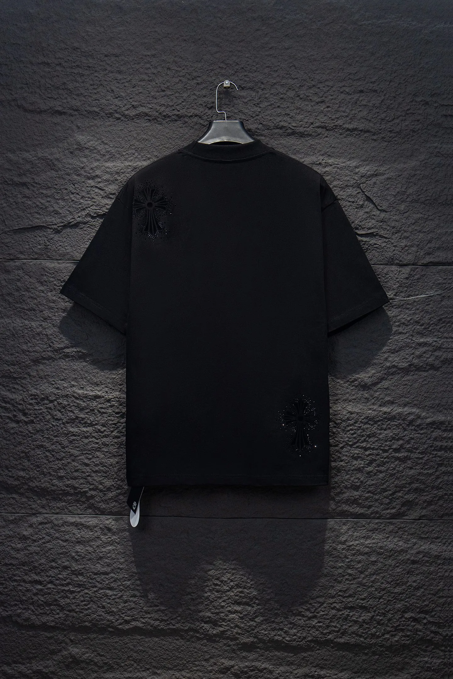 🅿️200 Style number: 7254# 🆕Chrome hearts 25ss os version is really charming. Chrome hearts are really unique. Every season’s new version is the best. It is very practical and can be worn casually✔️ - ⚠️100% cotton. Made of 32 double yarns and 260 grams of fabric. Made of imported knitting needle carded cotton, the thickness is moderate, drapey and contoured, making the upper body comfortable! ! It is very tolerant to fat body types and can instantly lose five pounds after wearing it!  Specially ordered many Austrian hot diamonds, which have the bling bling effect of natural crystals under the light, with multi-faceted reflective points, and the production cost is extremely high. The laser molding includes a computer engraving machine and a laser machine, which are accurate in granular units. Finally, it is hot and set at high temperature. After the hot stamping, the firmness needs to be tested repeatedly on the hot stamping. It can show colorful reflections under the light. The collar webbing extends to the shoulders for reinforcement, and the stitching at the joints. The hem and cuffs are all made of 0.2mm stitch double-thread stitching. They are carefully produced at a high cost. The attitude of making goods with a magnifying glass restores the quality and effect of the product. The full set of customized accessories only presents every detail to the customer. Printing is done using film printing. 50,000 positioning is very time-consuming. The body is treated with silicone elements, which greatly increases the interest of the clothing; unique visual effects. After special treatment, a unique effect is formed. An irregular hem is added to the version. This year's Kroxin is the main version. In the past two years, the oversize version has become the focus of the trend and has been a popular staple in the past two years. The change of designers has made this brand an instant hit. The progressive fashion of the times also needs the blood impact of fresh elements and trendy designs in order to continue its glory! It’s stylish both inside and outside, a must-have for high street travel! An absolute "eye-catching style" that can match couples 💏 Color: Black White Size: S M L XL